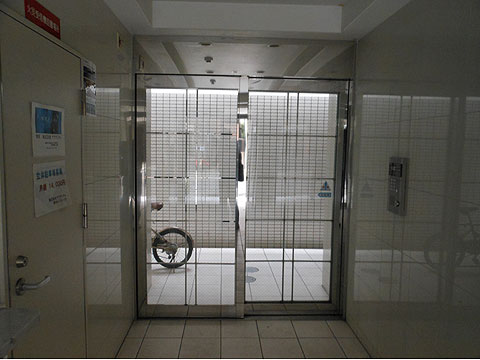 その他共用部　エントランス内も明かりが入ります