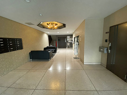 ロビー　綺麗なロビーです。メールボックス、ソファがございます