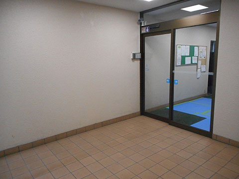 エントランス 夜間オートロック式です