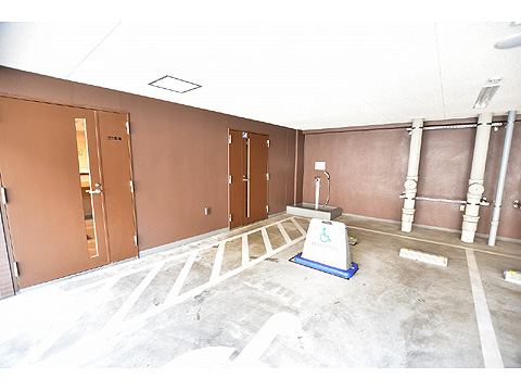 その他共用部 ペット足洗場完備・ゴミ置場も雨に濡れず出しに行