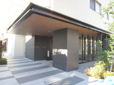 エントランス 風除室、エントランスともに自動ドアなので、お買