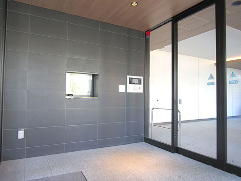 エントランス TVモニター付オートロックなので、室内から来訪