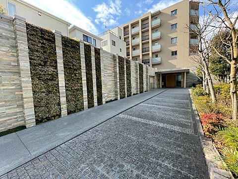 現地外観写真　エントランスアプローチ