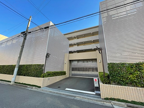 駐車場　駐車場入り口