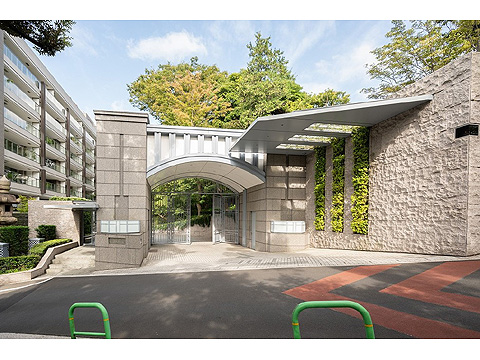 その他共用部　高さ約7mの荘厳なゲート。ロートアイアンの扉で