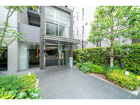 エントランス 敷地内には豊かな植栽が配置されています