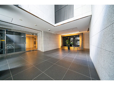 エントランス 2層吹き抜けのエントランスホール