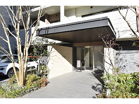 エントランス 植栽が施されたエントランスファサード