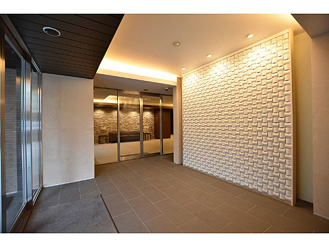 エントランス 風除室、エントランスともに自動ドアになっており