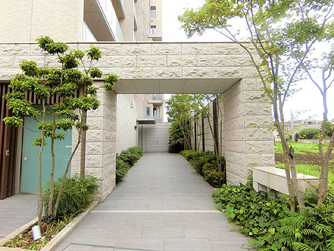 エントランス　御影石のこぶ出し仕上げのエントランスゲート