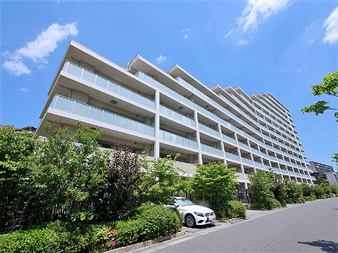 現地外観写真 タイル張りの重厚感のある外観