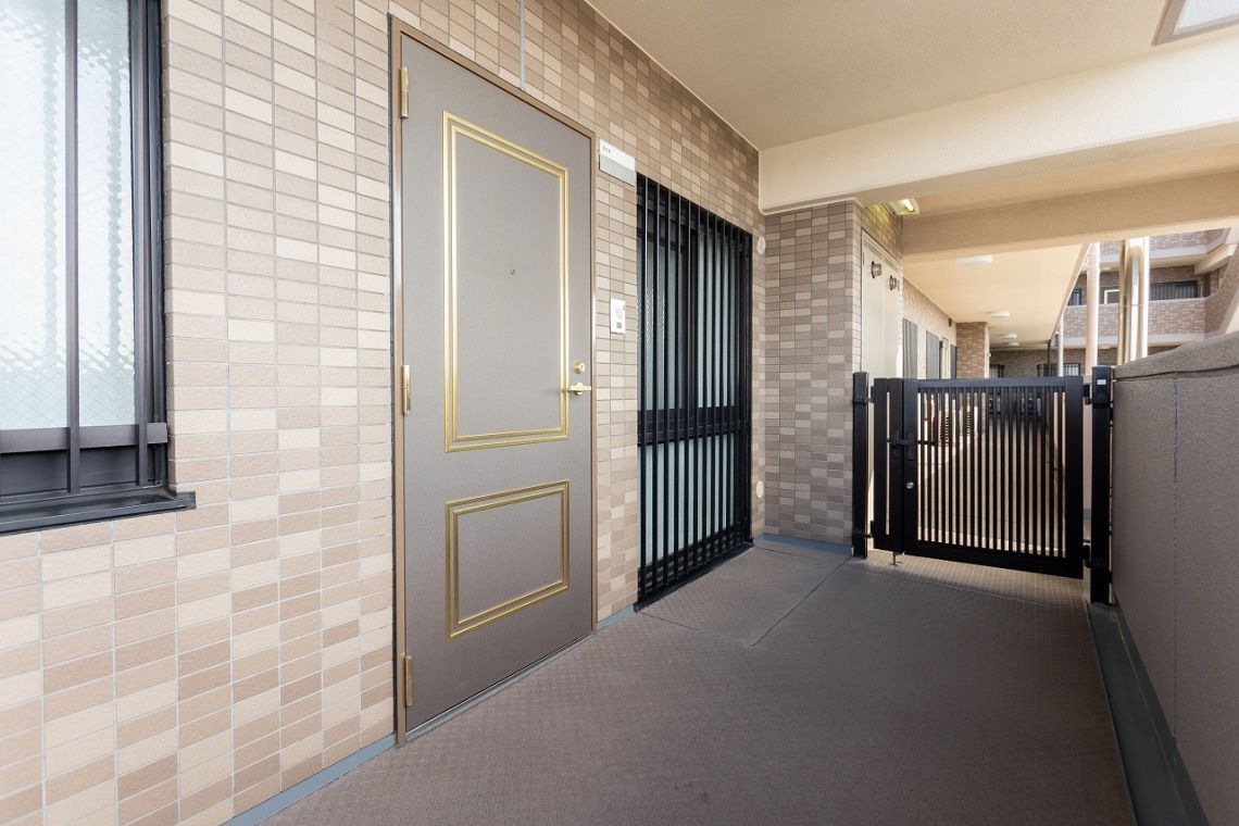 ライオンズマンション上中野玄関