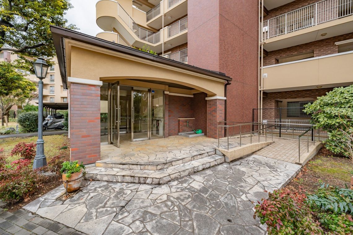 フォレストレイクひばりが丘Ｃ棟エントランス