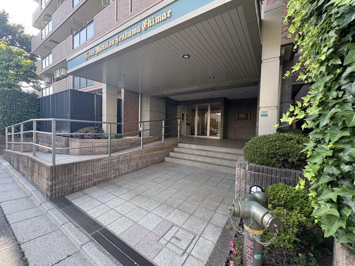 ライオンズマンション千川駅前エントランス