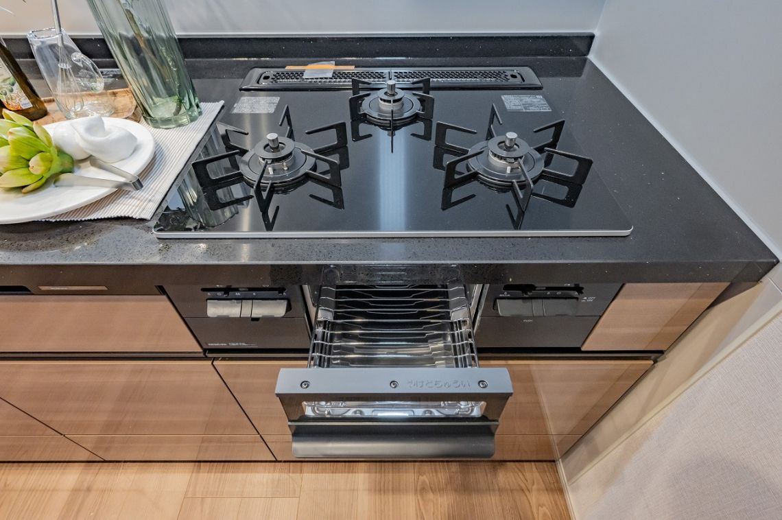 プラウドタワー千代田富士見レジデンス構造・工法・仕様：ガラストップ三ツ口コンロ