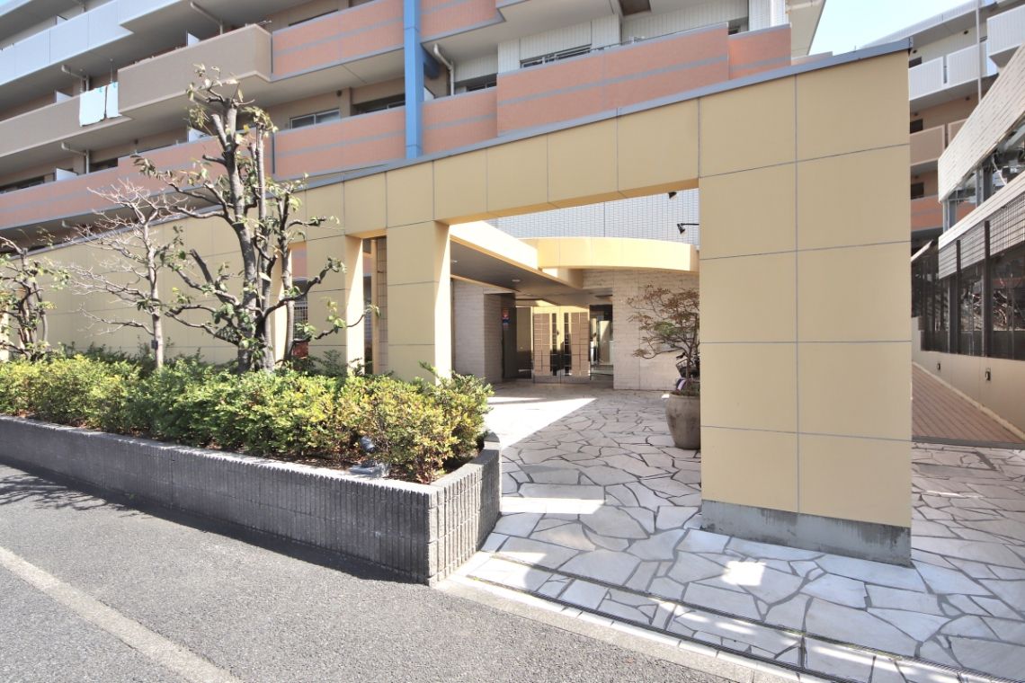 ライオンズステージ鵠沼グランヴァローレエントランス