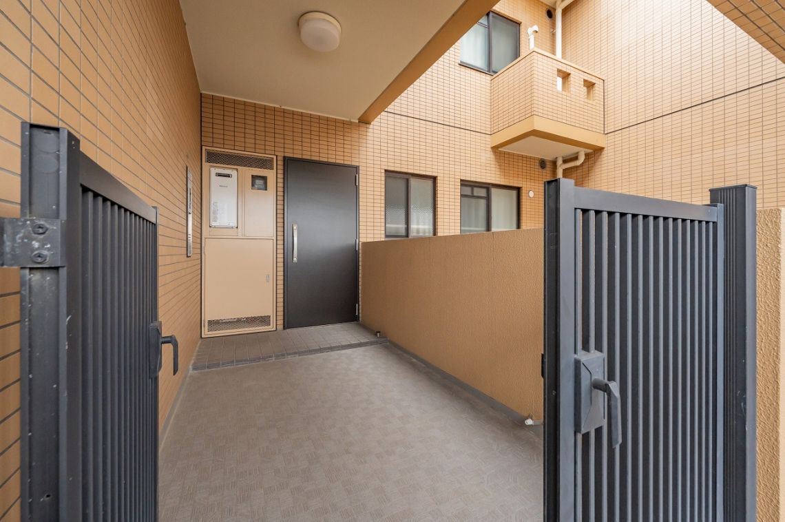 ファミール成増グランデージ構造・工法・仕様：玄関ポーチ