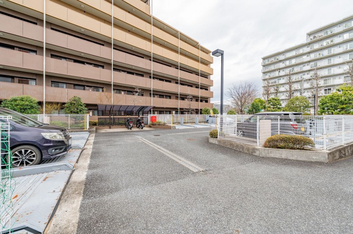 ファミール成増グランデージ構造・工法・仕様：駐車場