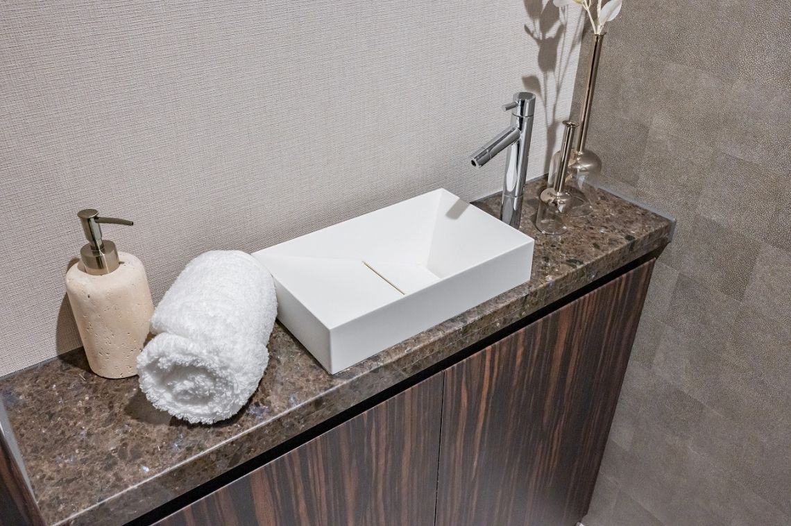 プラウドタワー千代田富士見レジデンス構造・工法・仕様：トイレ手洗いカウンター