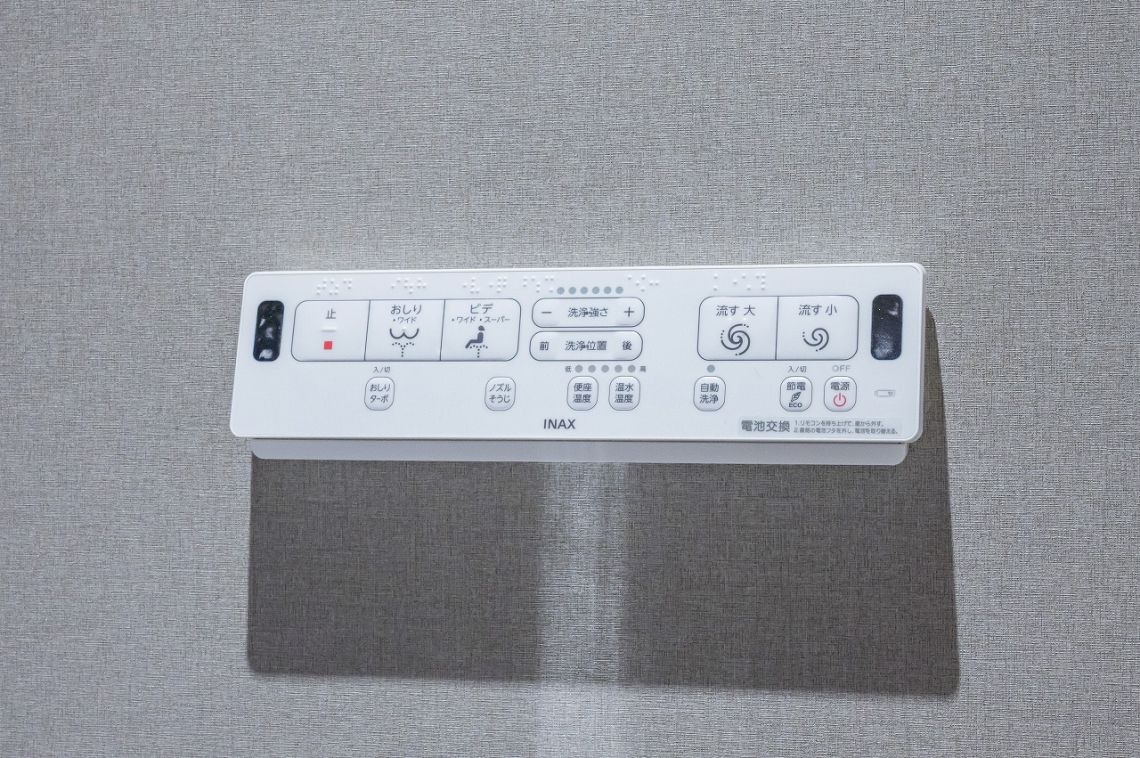 西麻布フォレストプラザ発電・温水設備：温水洗浄便座の壁掛けリモコン