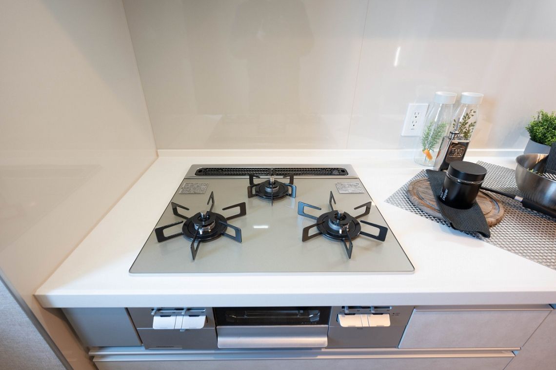 ライオンズグローベル本牧その他設備：キッチンのガス台