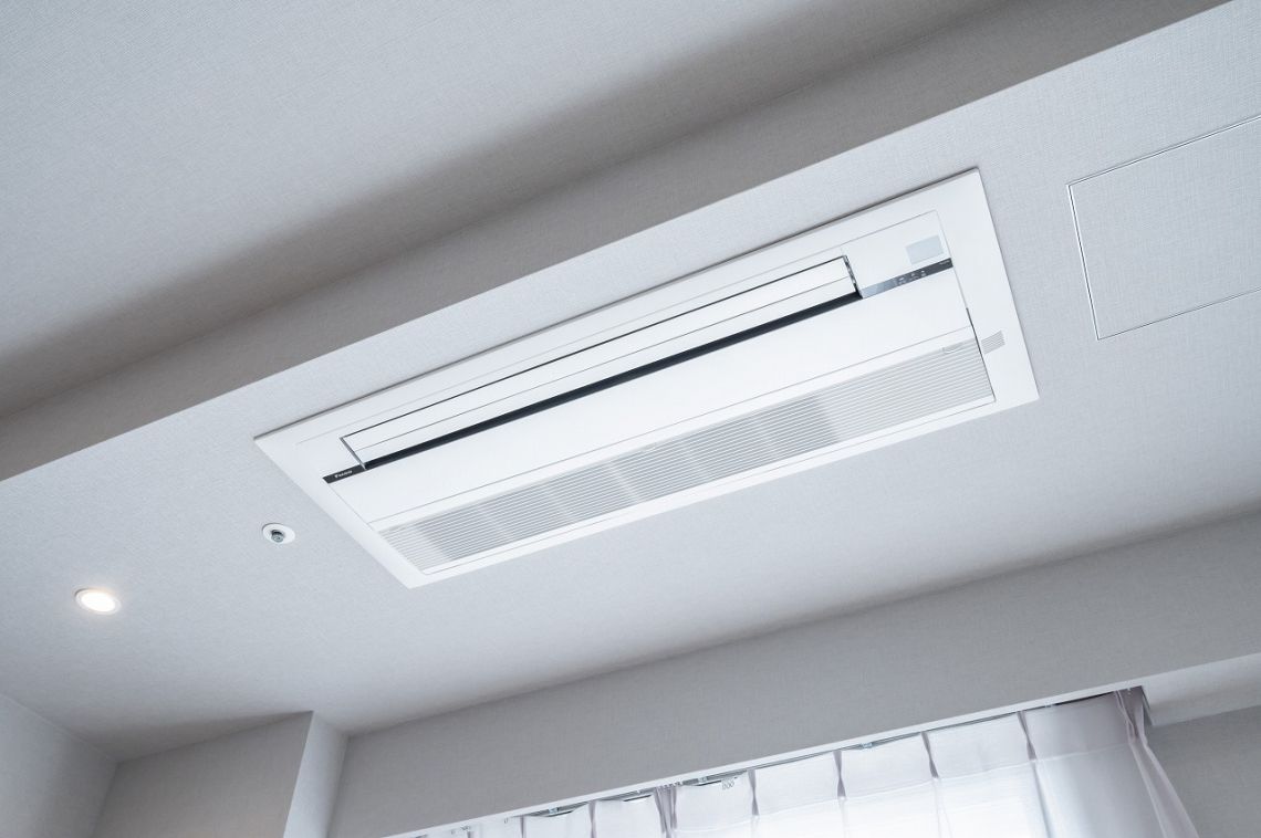 プラウドタワー千代田富士見レジデンス冷暖房・空調設備：リビングダイニングのビルトインエアコン