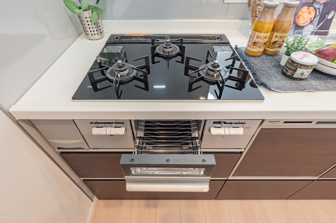 ライオンズマンション川越駅東発電・温水設備：ガラストップガスコンロ