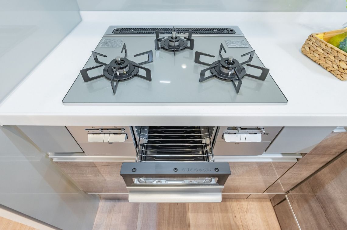 ライオンズマンション浦和常盤その他設備：３つ口コンロ