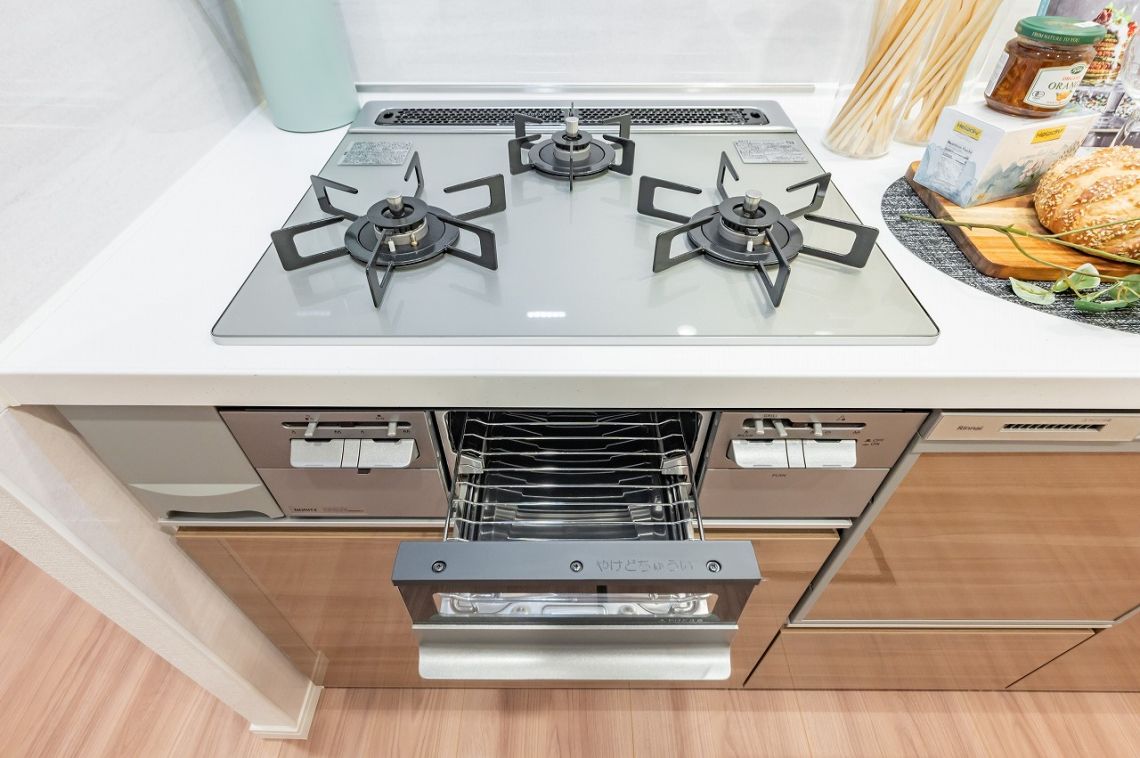 ライオンズマンション北綾瀬第７その他設備：キッチンの3口コンロ