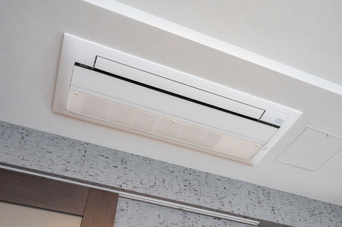 プラウド九段南冷暖房・空調設備：リビングダイニングのビルトインエアコン