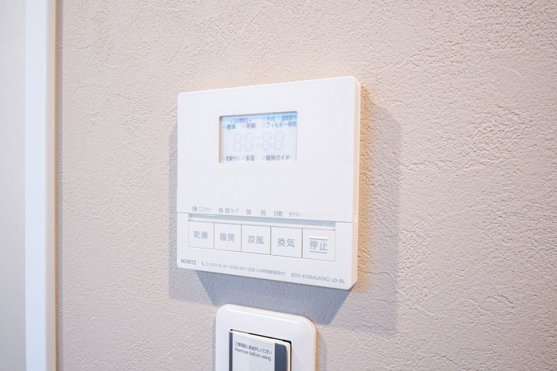 アンビエント西院ダイヤモンドイーストその他設備：浴室乾燥機リモコン