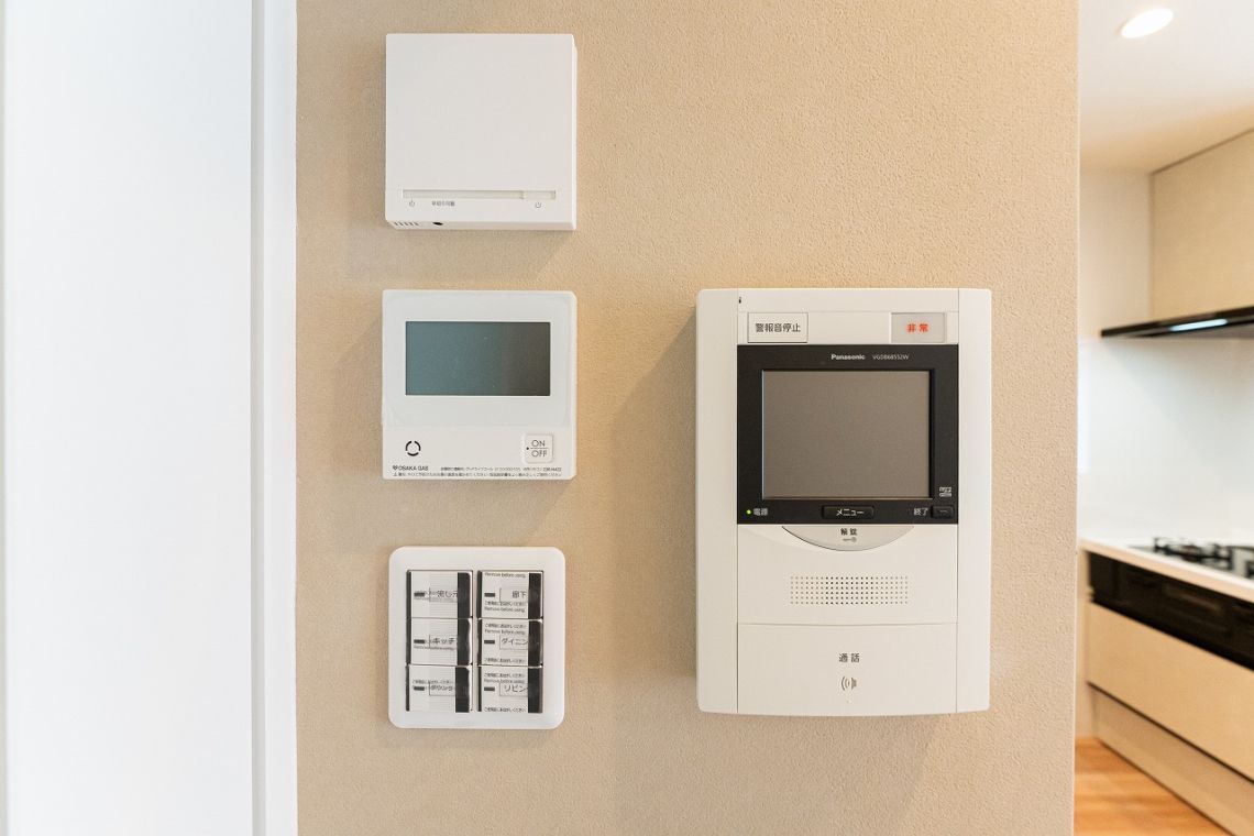 ライオンズマンション西院その他設備：モニター付きインターホン、床暖房リモコン、給湯器