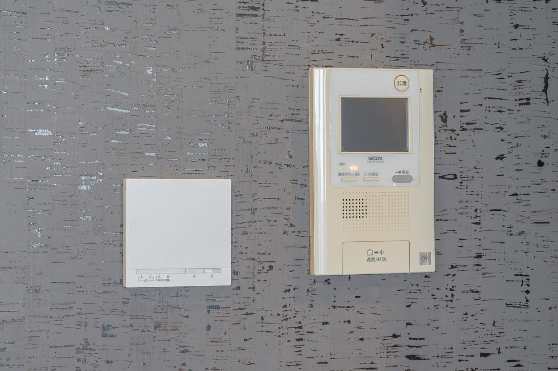プラウド九段南防犯設備：モニター画面付インターホン、床暖房スイッチパネル