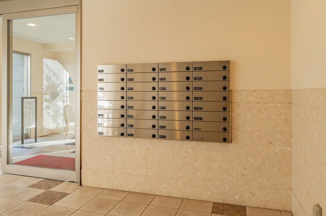 ライオンズマンション八千代台駅前その他設備：ウォールスルー型郵便受け