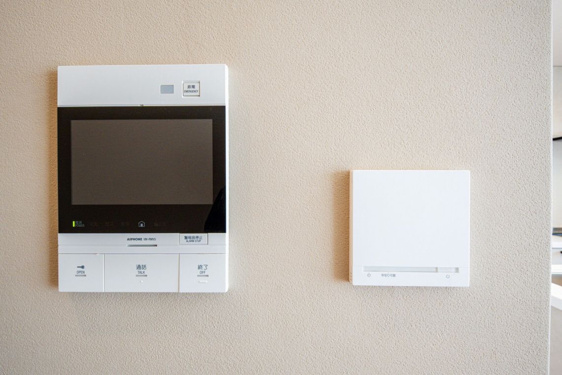 アンビエント西院ダイヤモンドイーストその他設備：モニター付きインターホン・床暖房リモコン