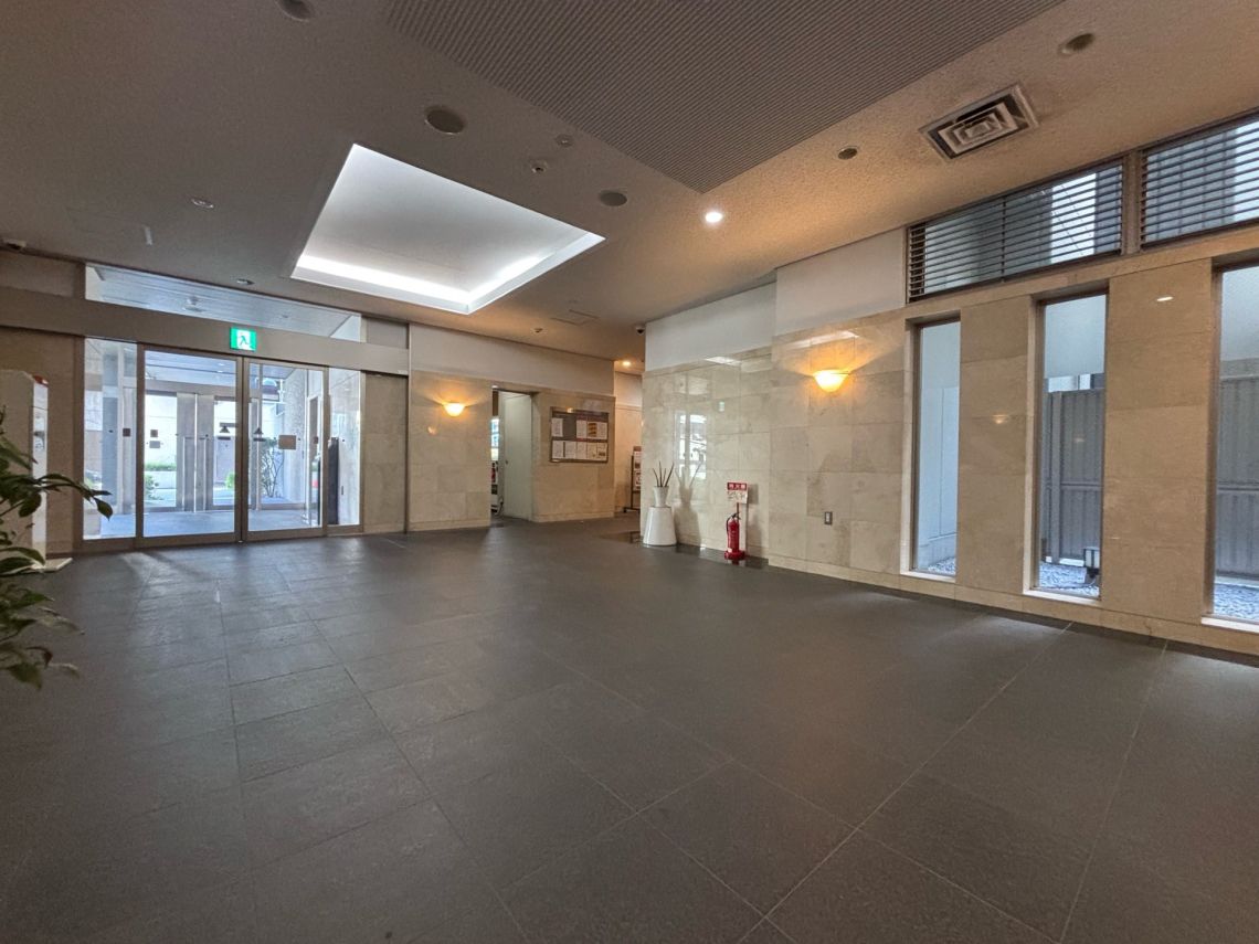 ファミールＫＯＵＺＴＯＷＥＲエントランス
