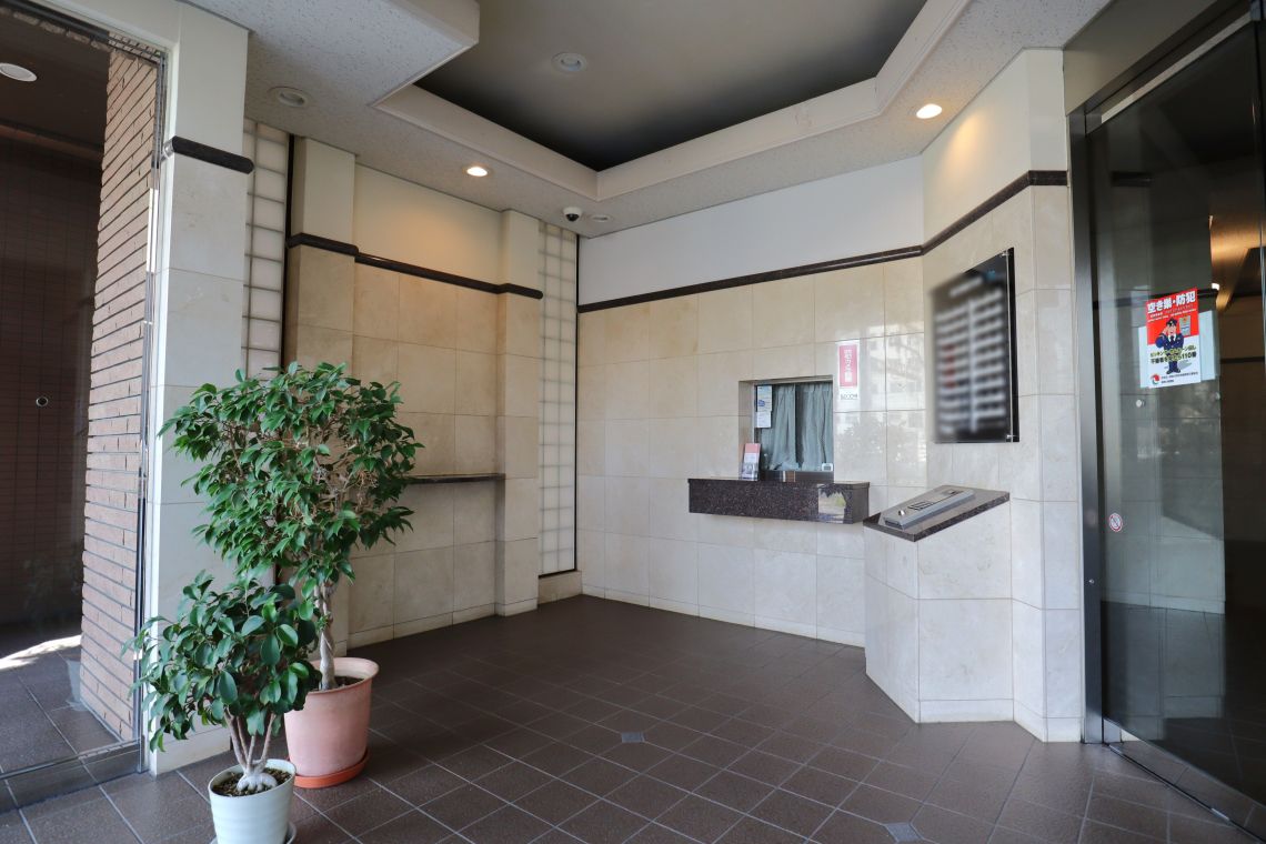 クリオ反町公園壱番館ロビー