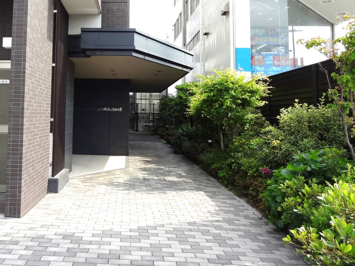 アルファスマート東福原３エントランス