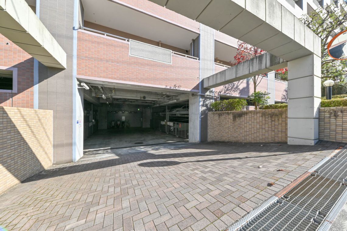 ライオンズグローベル京王永山駐車場
