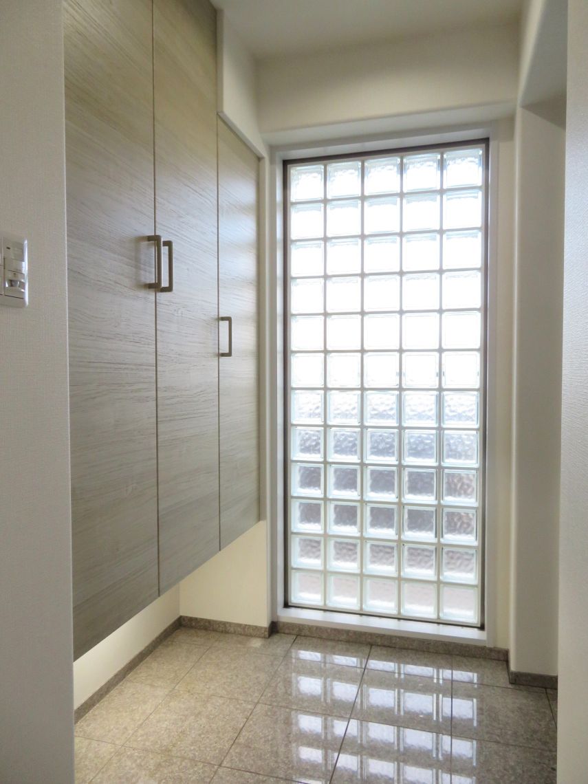 サーパス南大通玄関